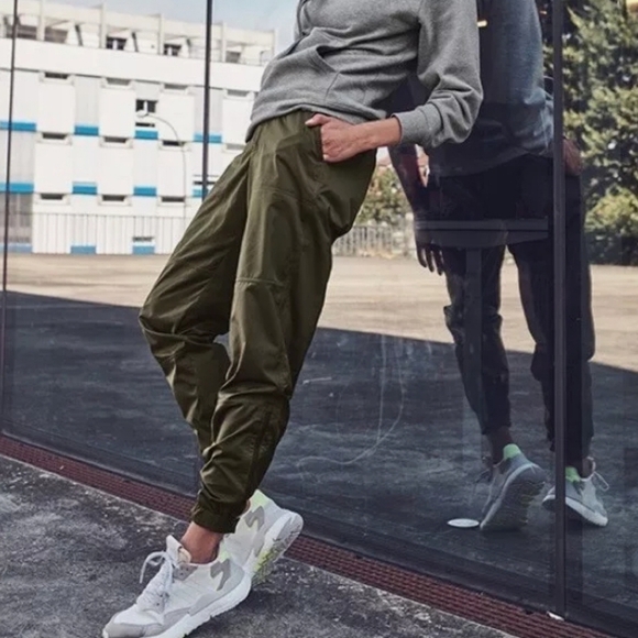 Athleta Pants - EUC ATHLETA RADIANT JOGGERS TORTUGA OLIVE SIZE 10